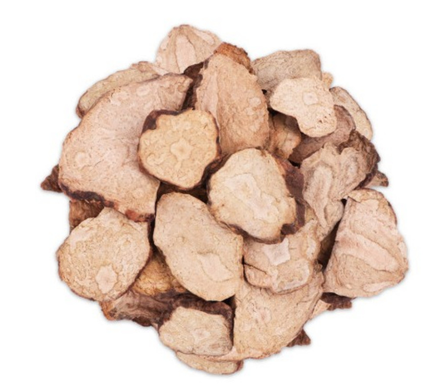 야생에서 채취를 한 적하수오를 깨끗하게 세척한 후에 편으로 썰어 놓은 것을 하얀 바닥 위에 수북하게 놓아두고 찍은 사진