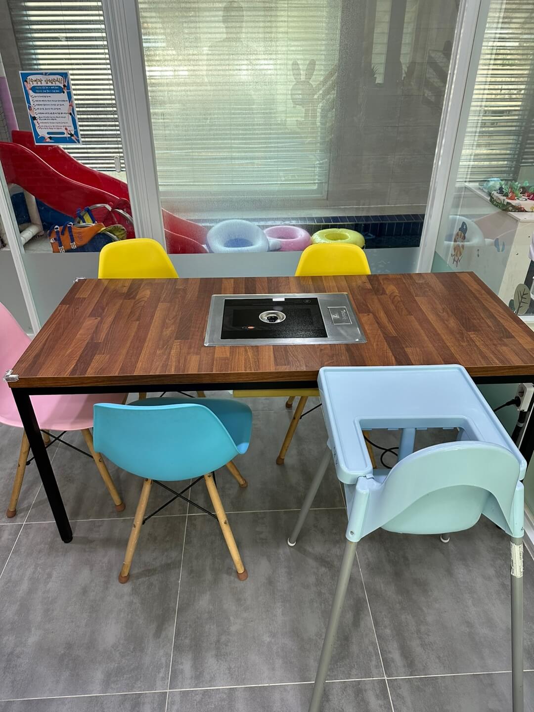 풀빌라-부엌-테이블