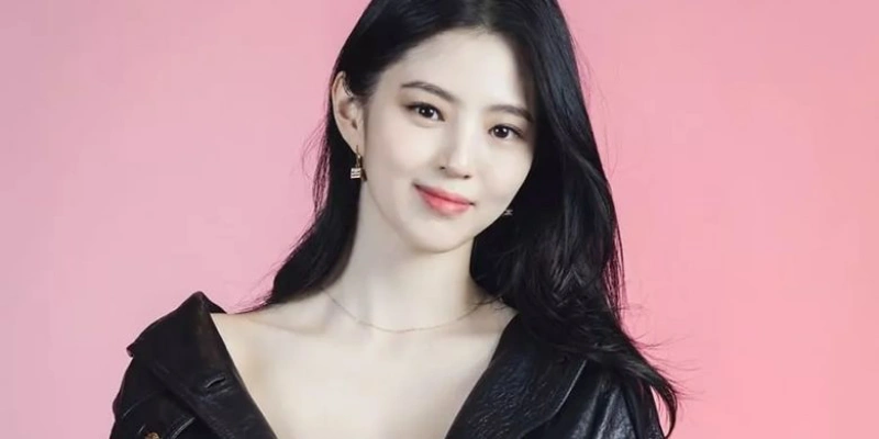 검은 긴 머리에 가죽 상의를 입고 있어 본래 나이보다 더 어려보이는 한소희