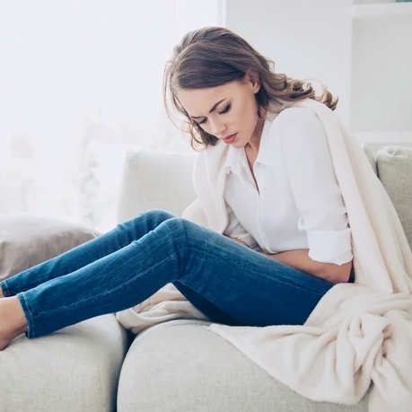 속이 메스껍고 토할 듯한 느낌