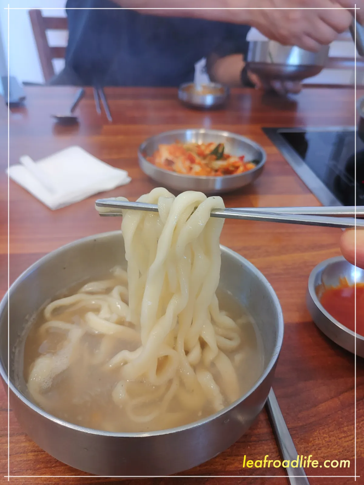 박승광-해물칼국수-면을-드는-모습