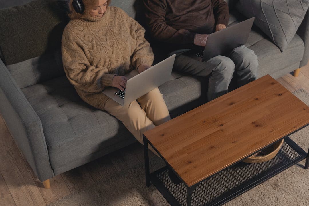 노인장기요양 온라인 신청을 위해 함께 준비 중인 노부부