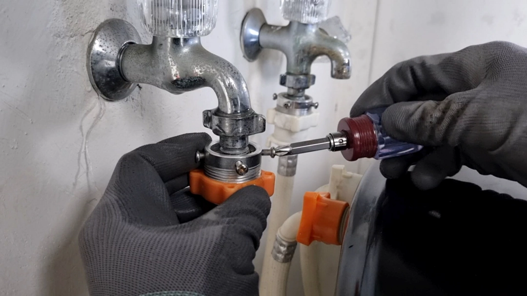 세탁기 호스 연결 부품 고정 모습