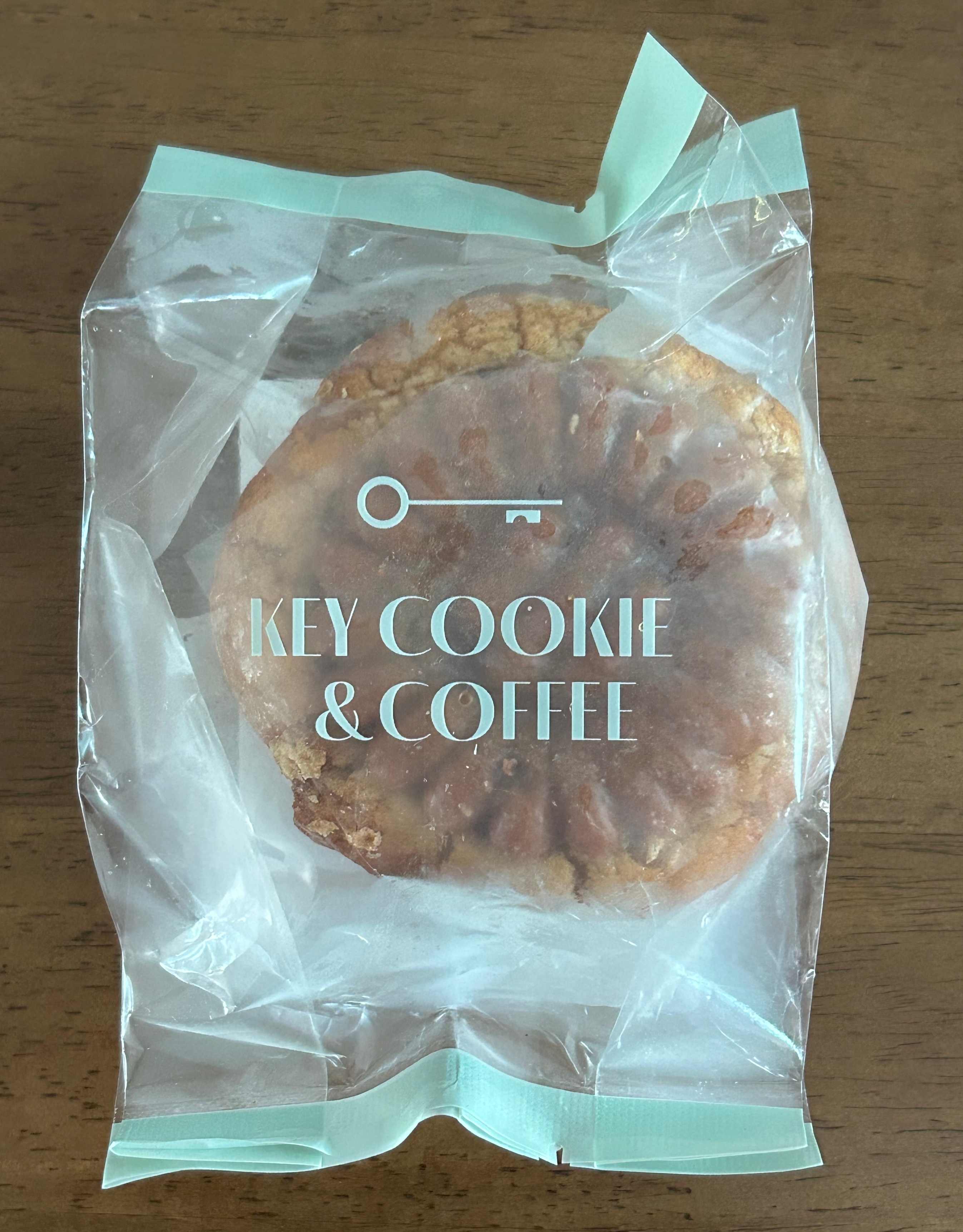 약과쿠키가 투명비닐 포장지에 담겨있는 모습