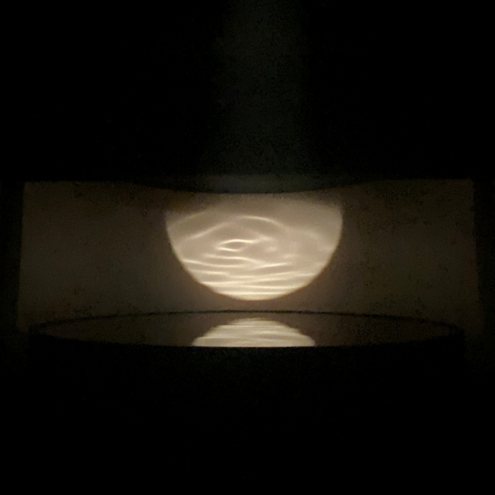 동그란 수조 앞 벽면에 동그란 파동 무늬가 나타나 있습니다.