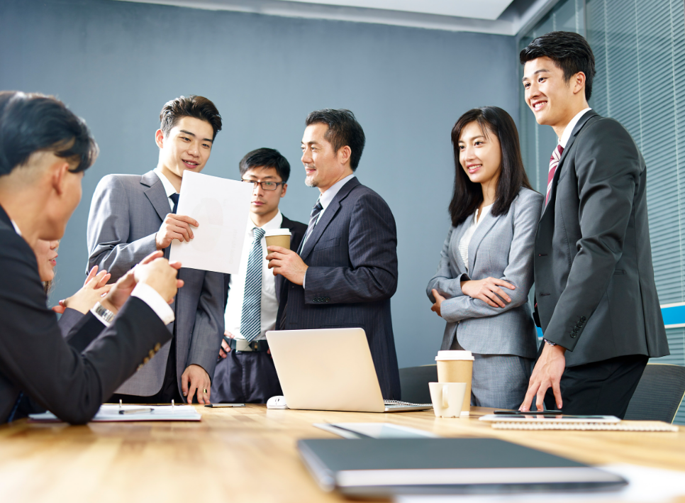 회사 회의에서 업무 지시 받는 모습