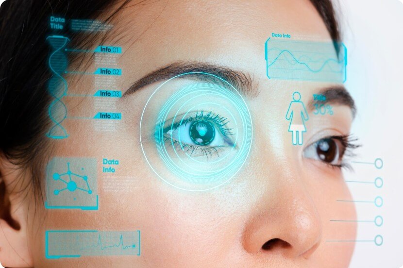 눈 검사를 받고 있는 여성