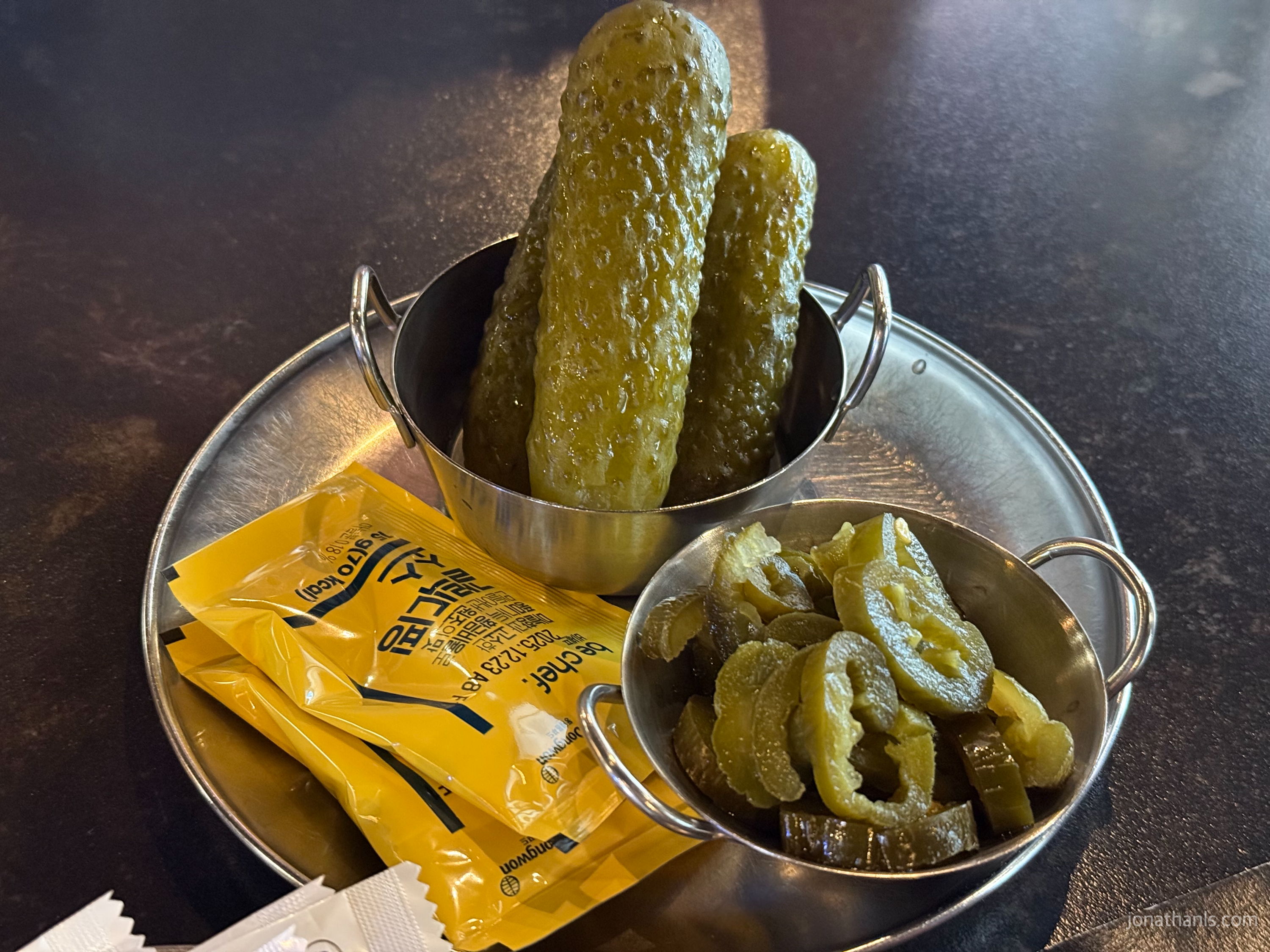 보정동 카페거리 시카고피자 피클과 할라피뇨