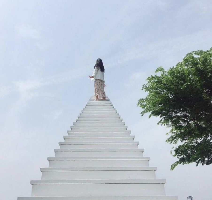 여성이 높은 계단에 올라가 있다