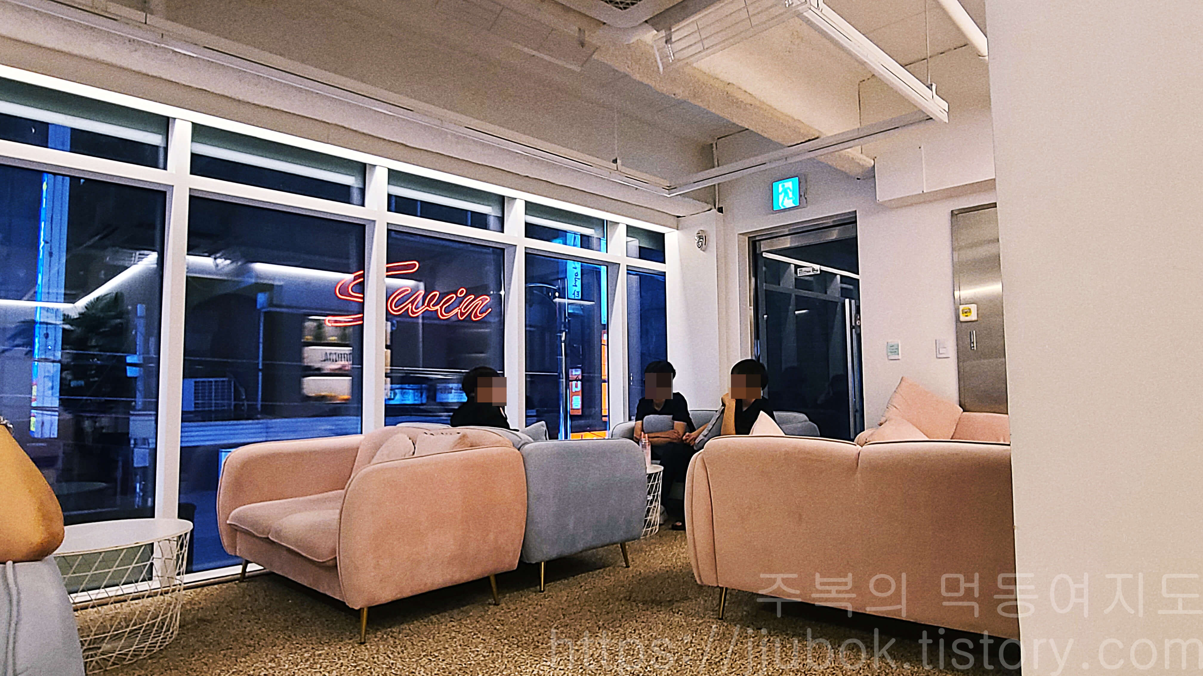 과일에-반하다-프루타-2층-소파