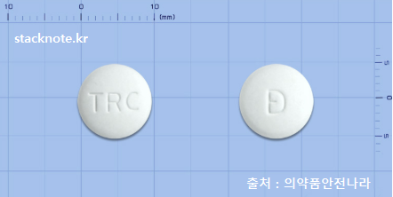 트라콘정 알약 외형 사진 - 흰색 원형 정제로 앞면에 'TRC', 뒷면에 'Đ' 식별 기호가 있음