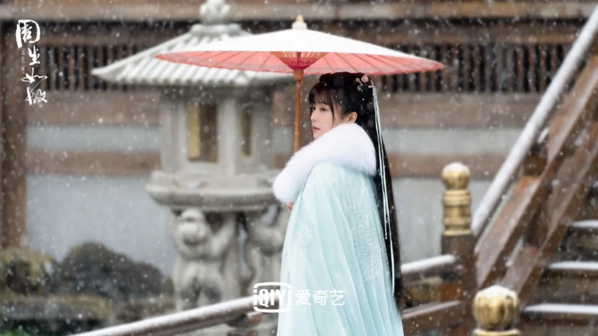 붉은-우산을쓰고-어딘가를-바라보고있는-시의