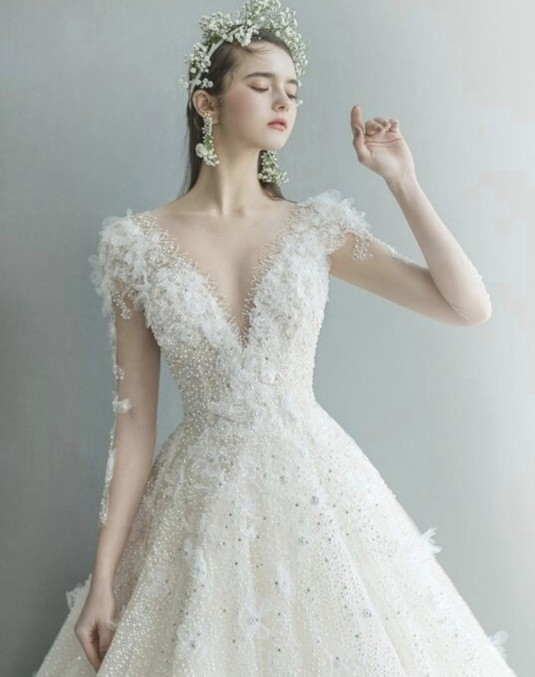 가슴이 깊이 파인 유형의 웨딩 드레스