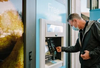 ATM-이용-사람-이미지