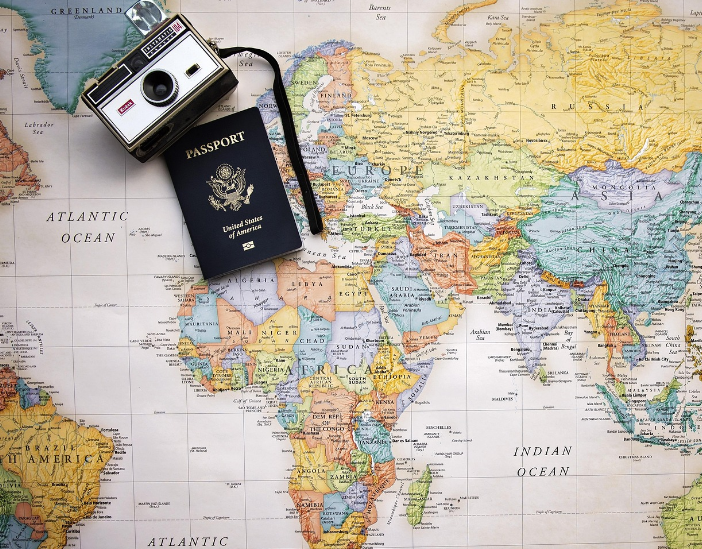 세계지도 및 여권