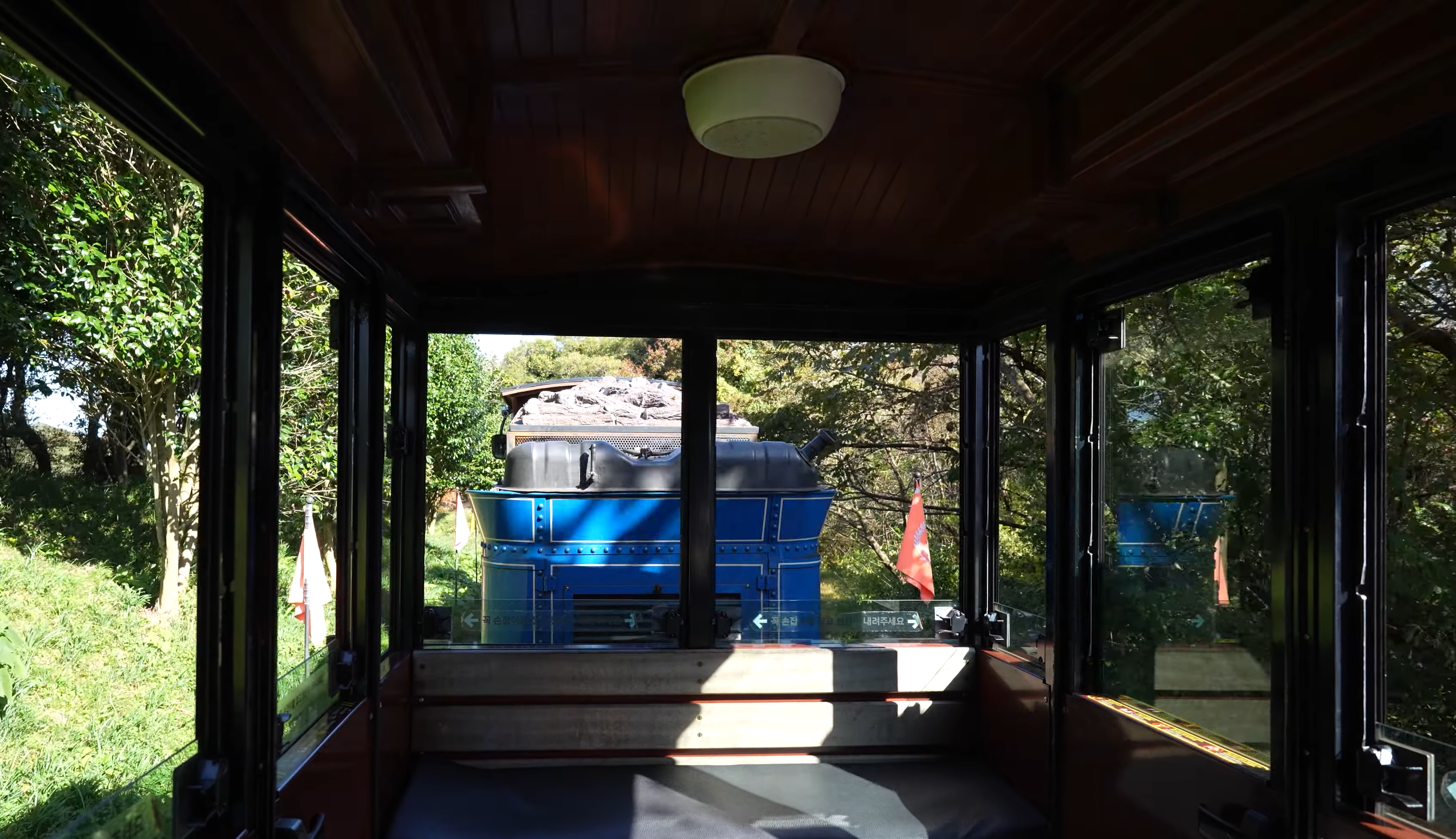 에코랜드이 기차를 타고 자연으로 들어 가고 있는 중