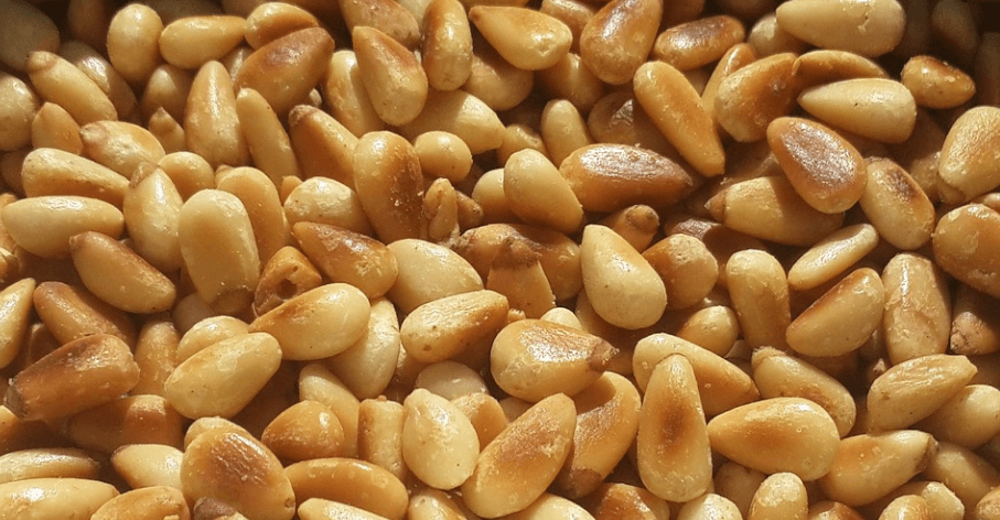 구운 잣이 쌓여 있다