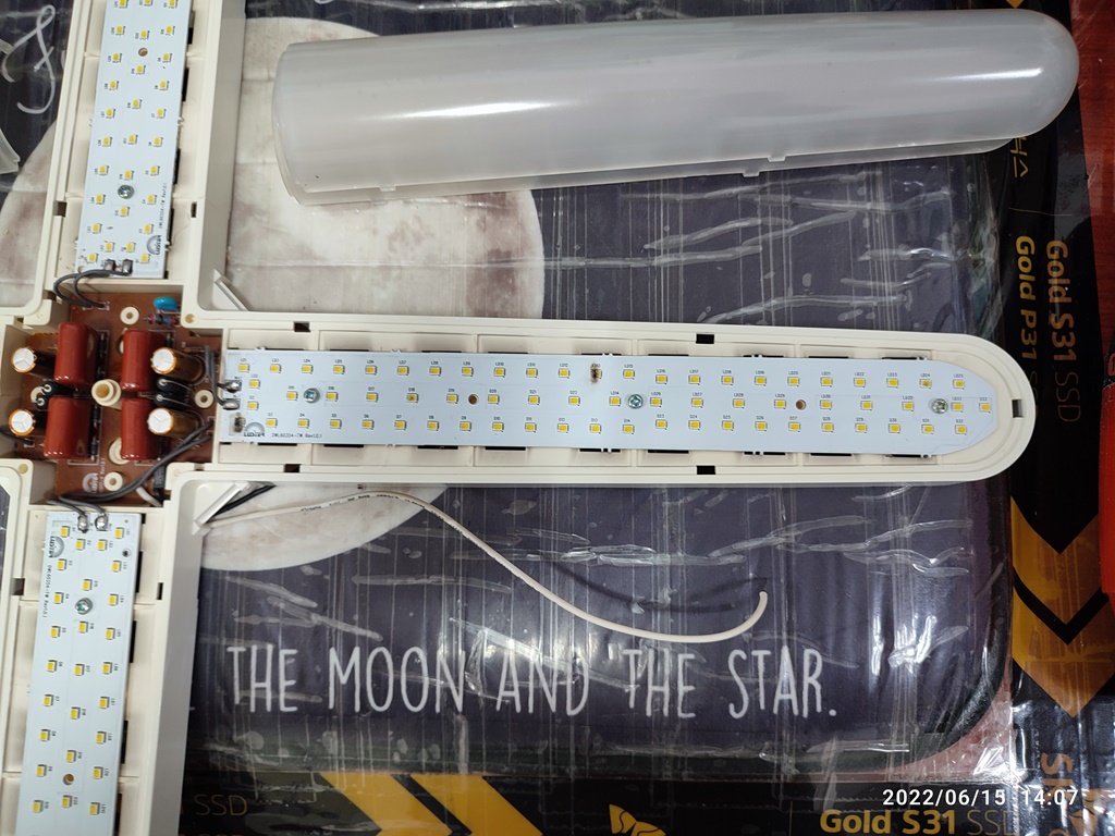 반대쪽 LED 소자도 몇개가 탔습니다.