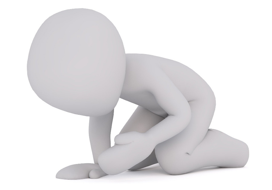 하얀색의 사람 모양의 인형이 하얀 바닥 위에 무릎을 꿇고 양쪽 손을 바닥에 대고 숙이고 있으면서 괴로움이 울고 있는 것을 형상화 한 사진