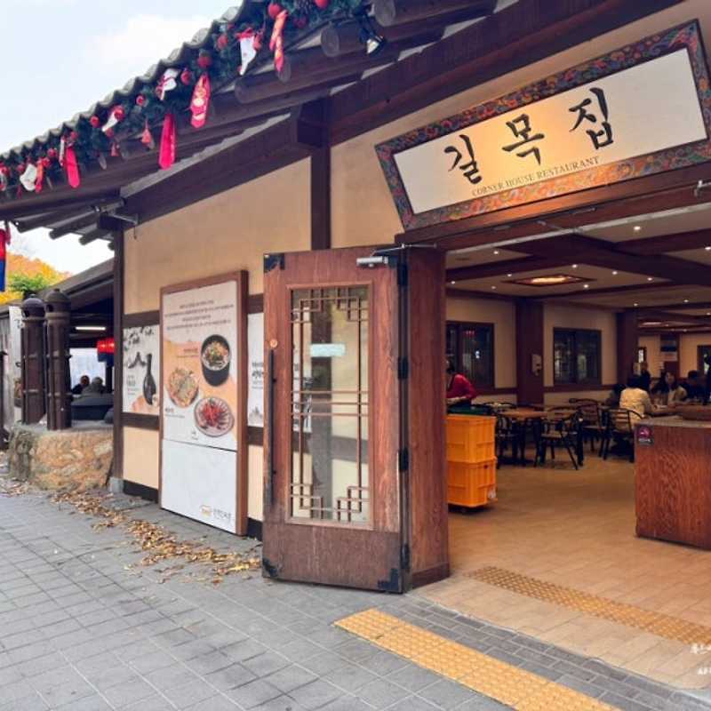 한식의 깊이와 민속촌 감성을 그대로 잇는 집