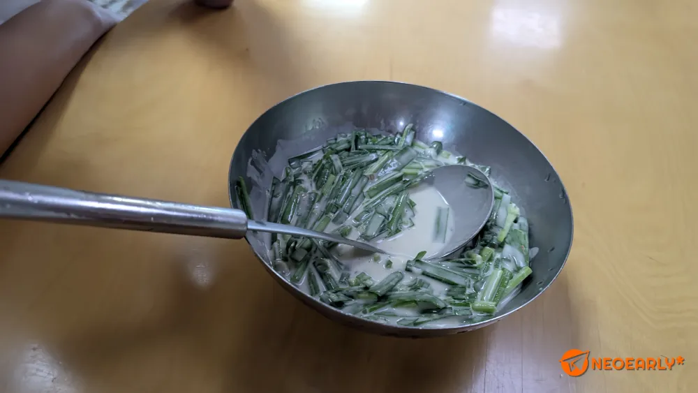 이렇게 부침개 반죽을 내줍니다.