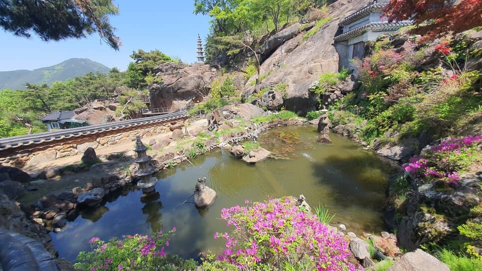 함양 서암정사 : 돌에 새겨진 수행의 흔적과 자연이 어우러진 산중 석굴 사찰