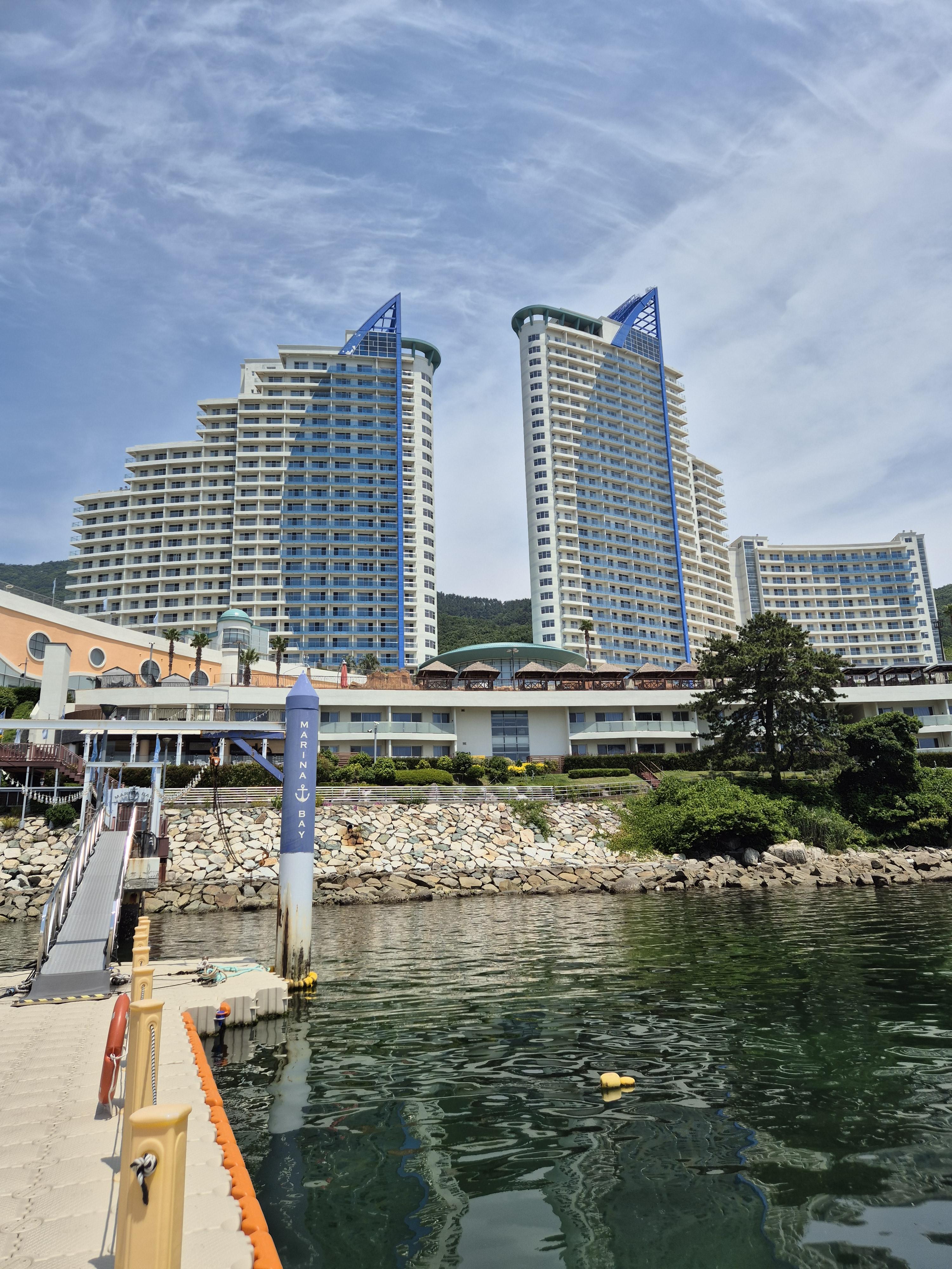 거제 소노캄 제트보트 항구에서 보이는 거제 소노캄 사진