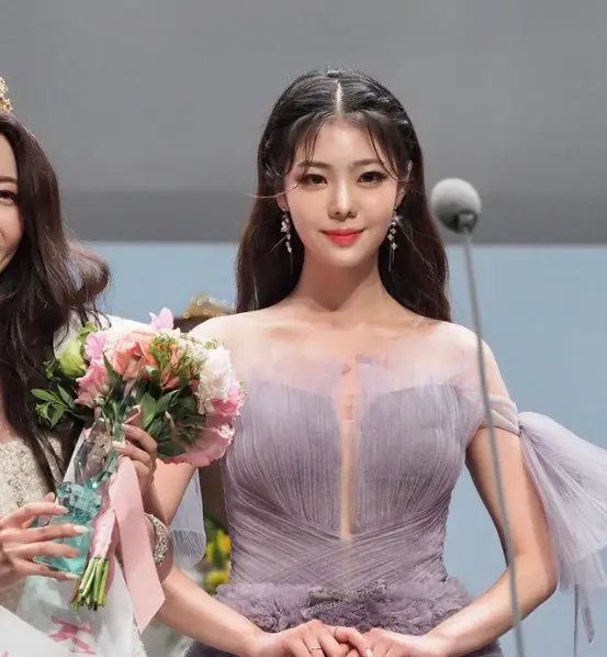 솔로지옥 3- 어깨 부분이 없는 보라색 드레스를 입고 긴머리를 풀어헤치고 앞을 바라보는 여자출연자 조민지