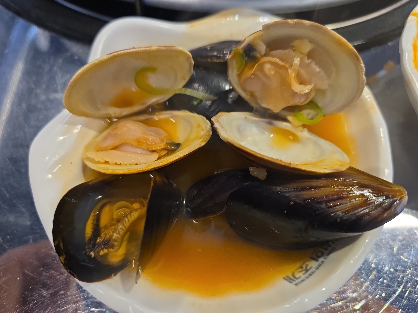 초장 찍은 신선한 조개살