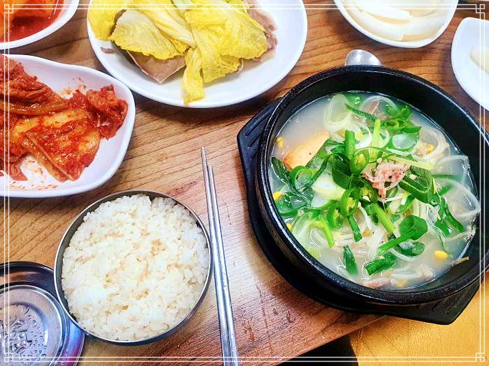 순천 웃장국밥거리 맛집 1+1 맛집, 9천원, 배춧잎 수육 한 접시 서비스, 순대국밥