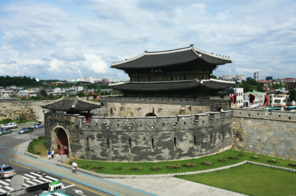 도로 한가운에 놓여 있는 수원화성의 입구 전경