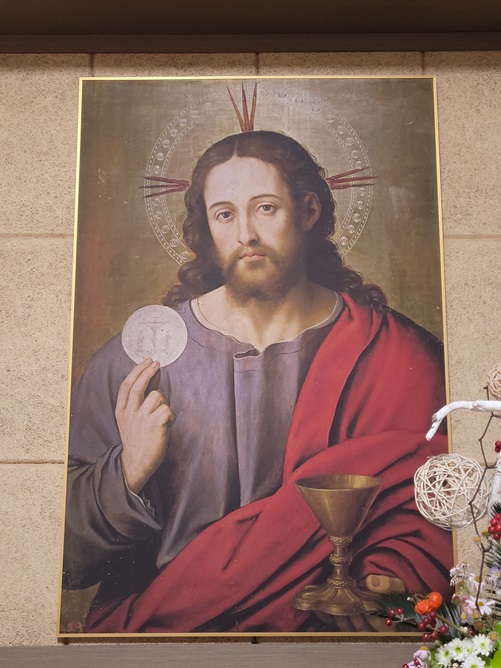 성체를 들고 계시는 예수님을 그린 작품입니다. 수원교구 광명성당 안에 있습니다.