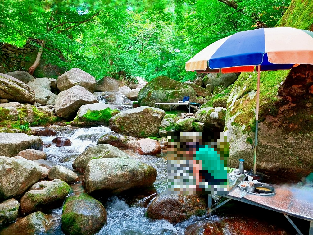 지리산 하동 쌍계사 계곡 신진식당 옆 신흥식당: 계곡 물놀이, 발 담그고 백숙 먹기