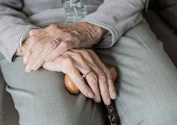 지팡이-들고있는-노인-손