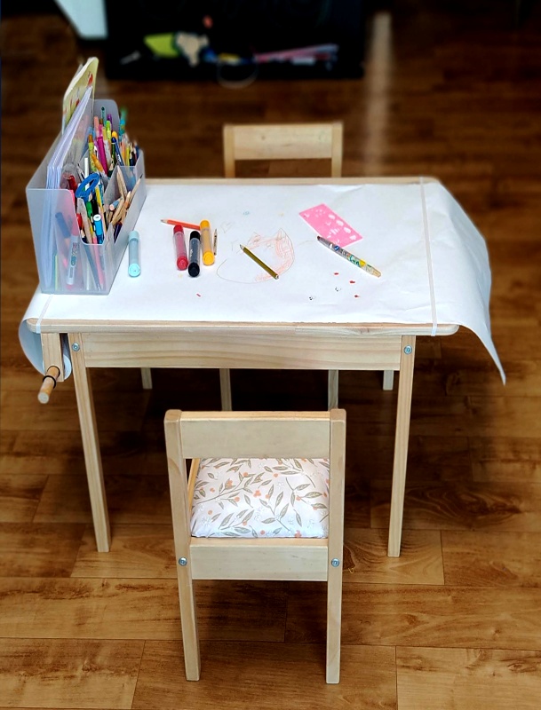 롤페이퍼를 꺼내서 그림그릴때 모습