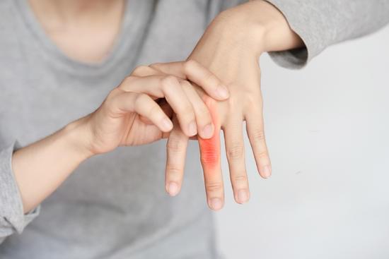 손가락 통증 주사 치료 종류 │ 염증, 퇴행성관절염, 힘줄염 완화에 효과적인 주사치료