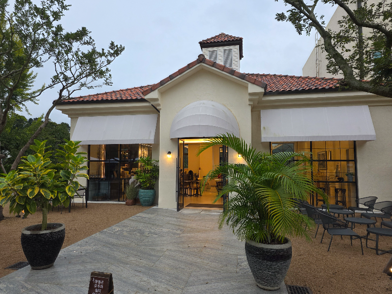 카페 외관이다. 문이 보인다.