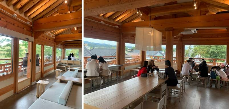 안쪽의 야외 테라스가 보이는 자리