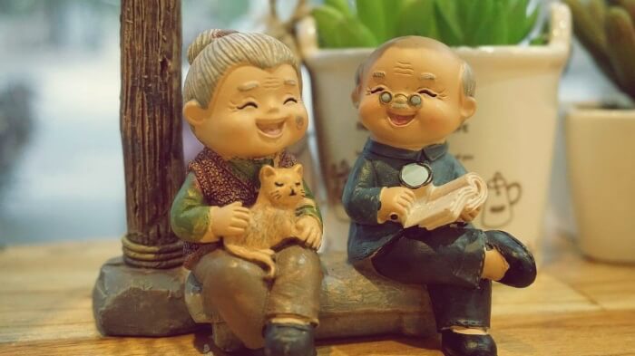 웃고있는-노부부-인형