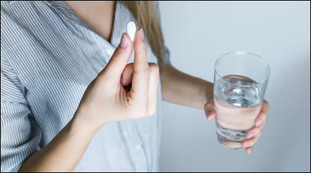 약과 물컵을 손에 들고 있는 모습