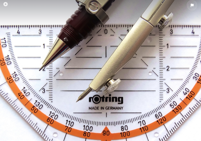 수학 교구인 각도기와 연필