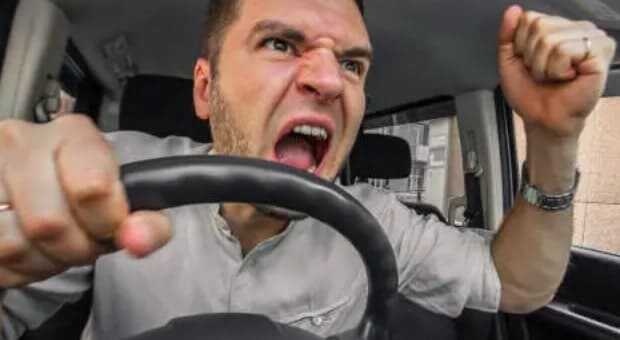 보복 운전으로 비접촉 교통사고를 유발하는 모습 3