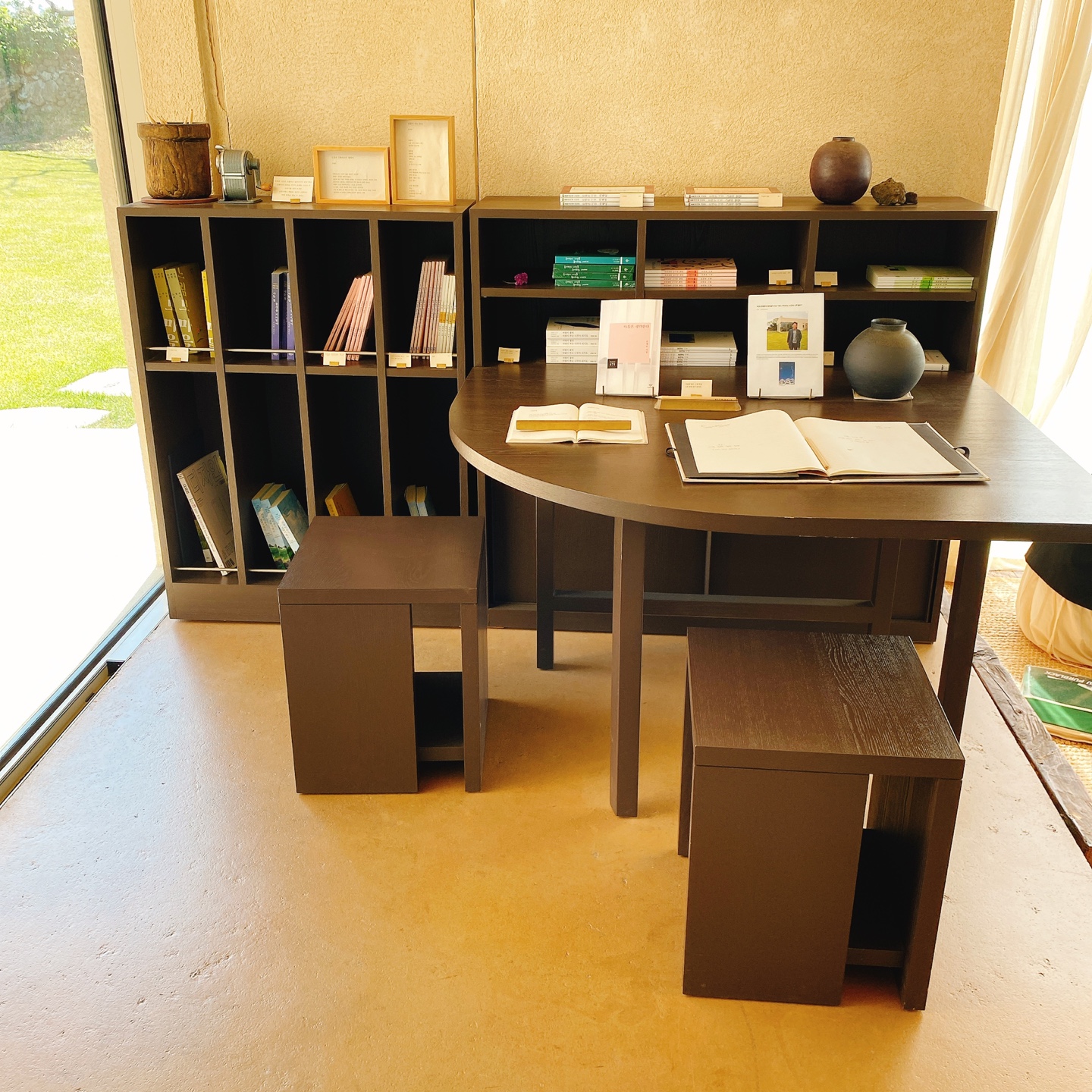 제주 애월 장전리 왕벚꽃거리 근처 문태준 시인 카페 오롬마르