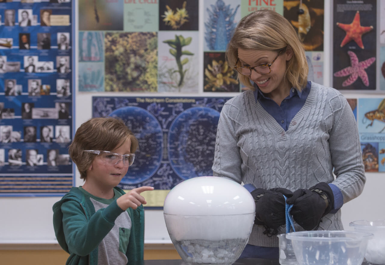 과학을 좋아하는 어기가 선생님과 함께 실험을 함께하는 모습