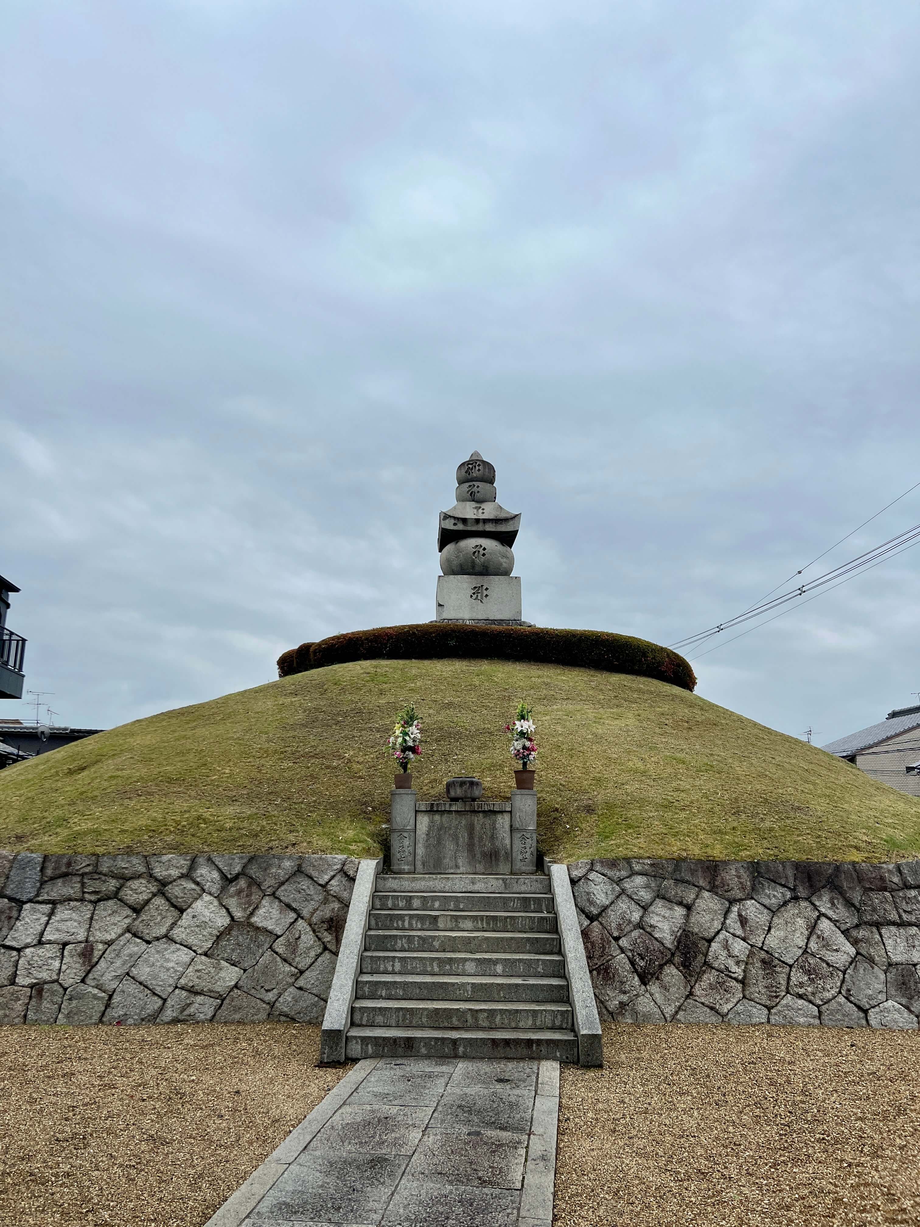 ear-nose-tomb