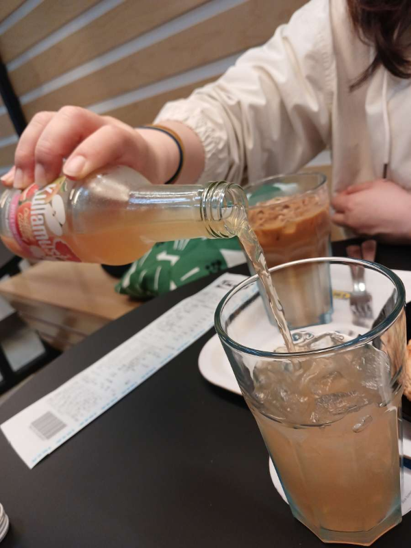 카페 주스 따르는 중