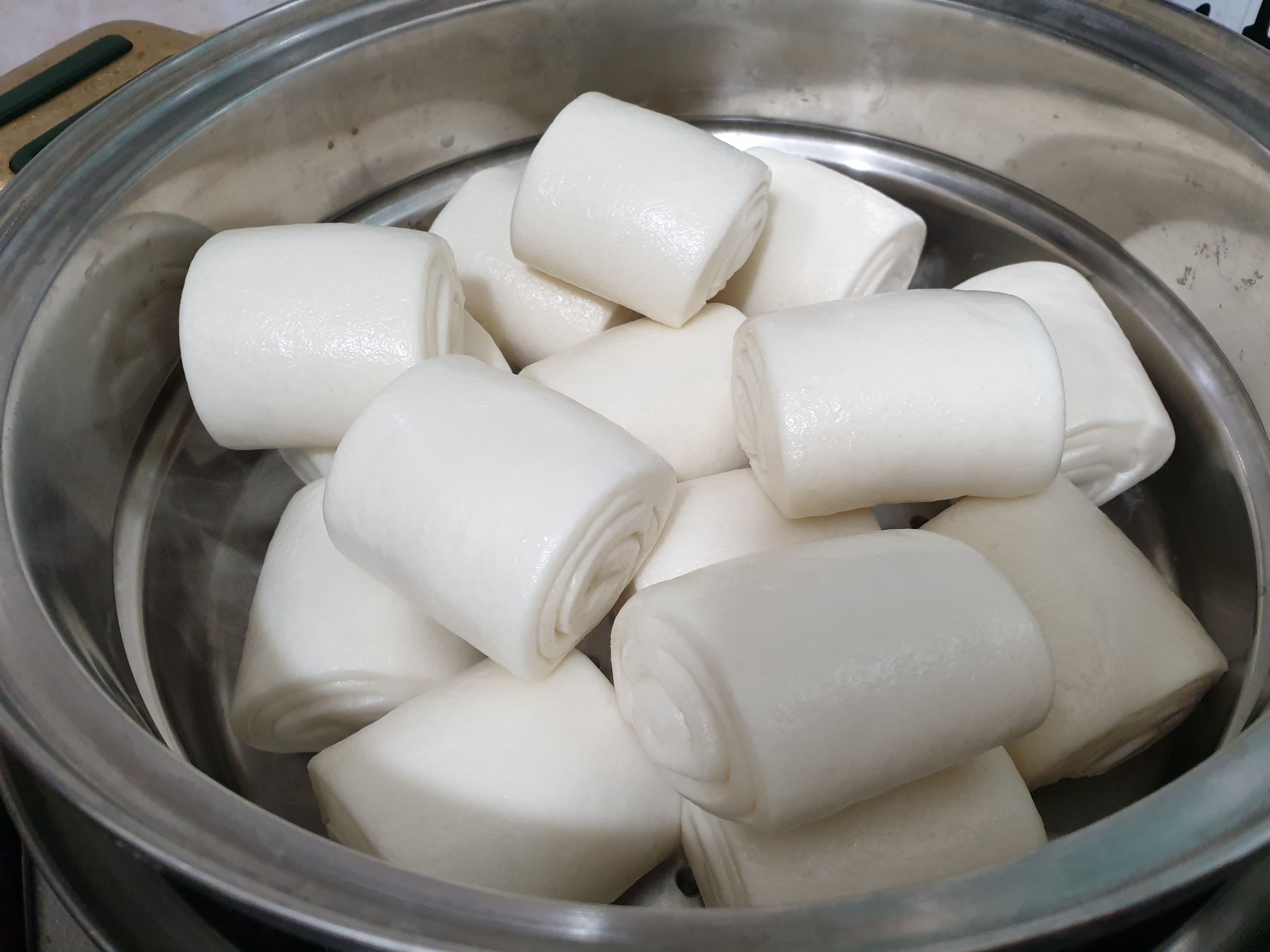 찜기안의 빵