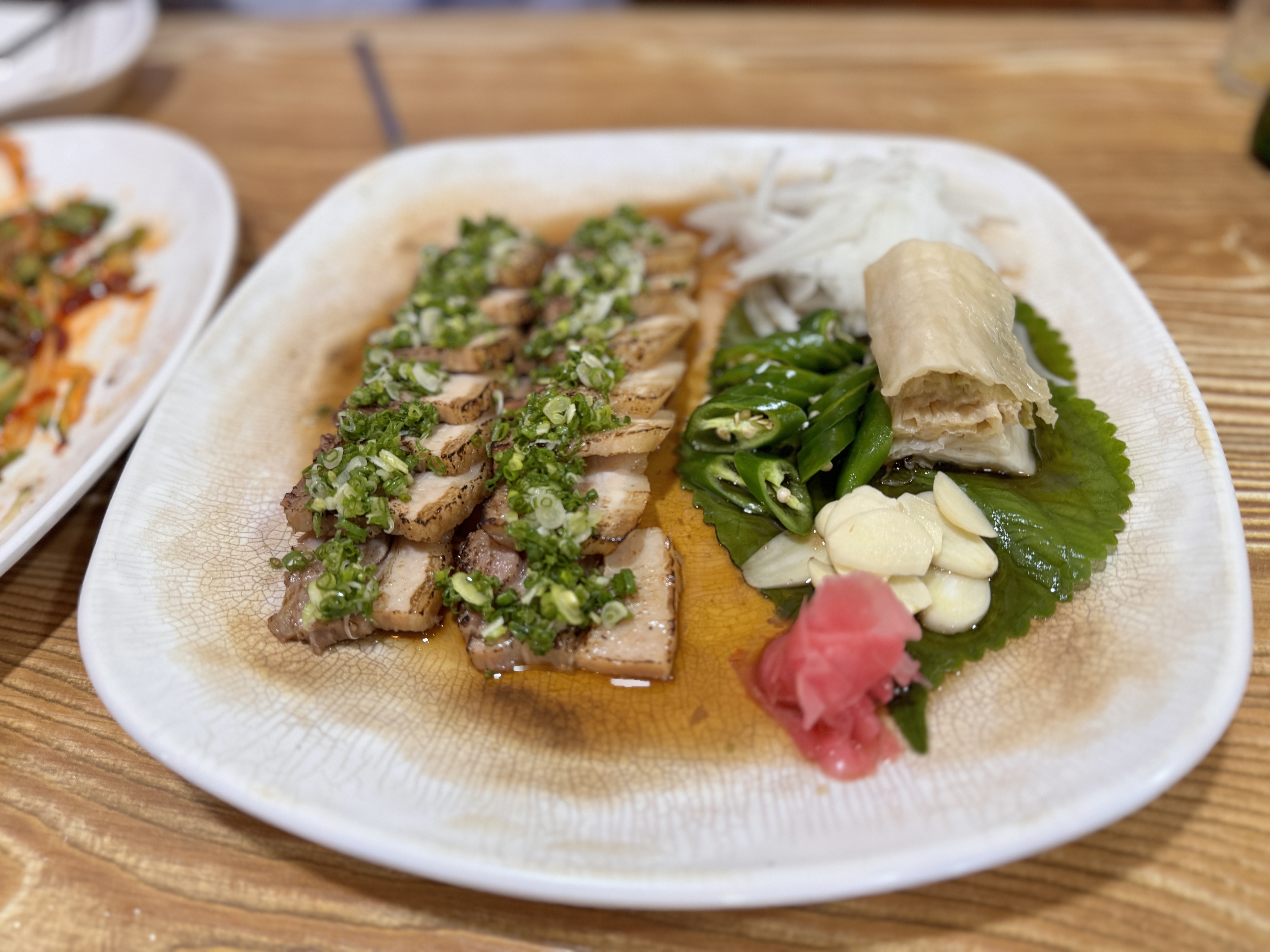 준이네한치모밀 수육