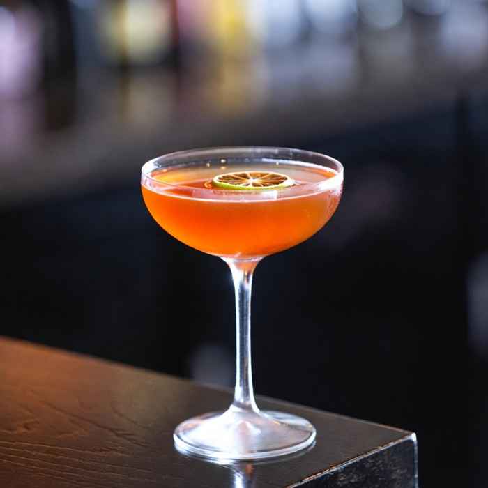 매혹적인 오렌지 빛깔과 라임 장식이 돋보이는 네이키드 앤 페이머스 완성 사진