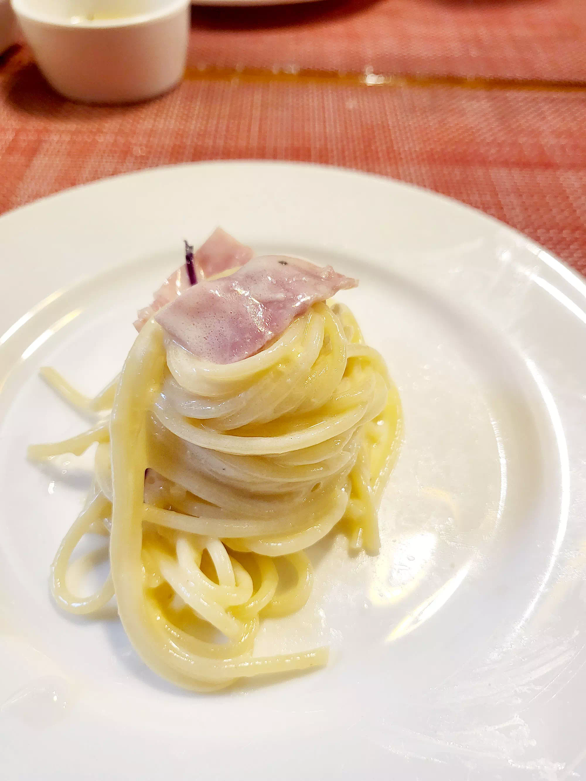 앞접시 위의 파스타